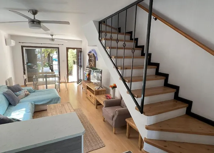 Aphrodite's Gardens Entire Townhouse 400 M To The Sea Casa vacanze